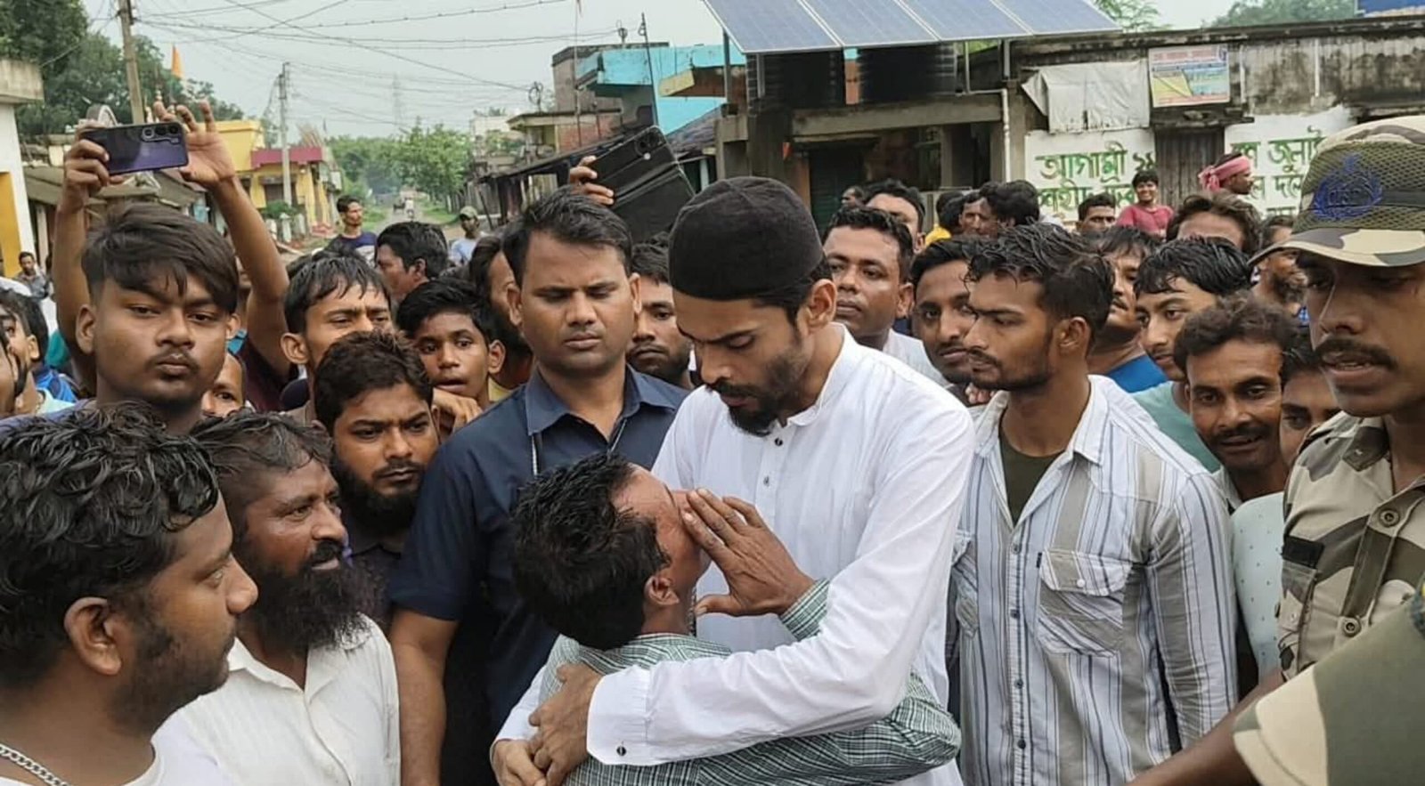 দুর্গাপুরে-পরিবারের-পাশে-নওসাদ-সিদ্দিকী Nawsad Siddique